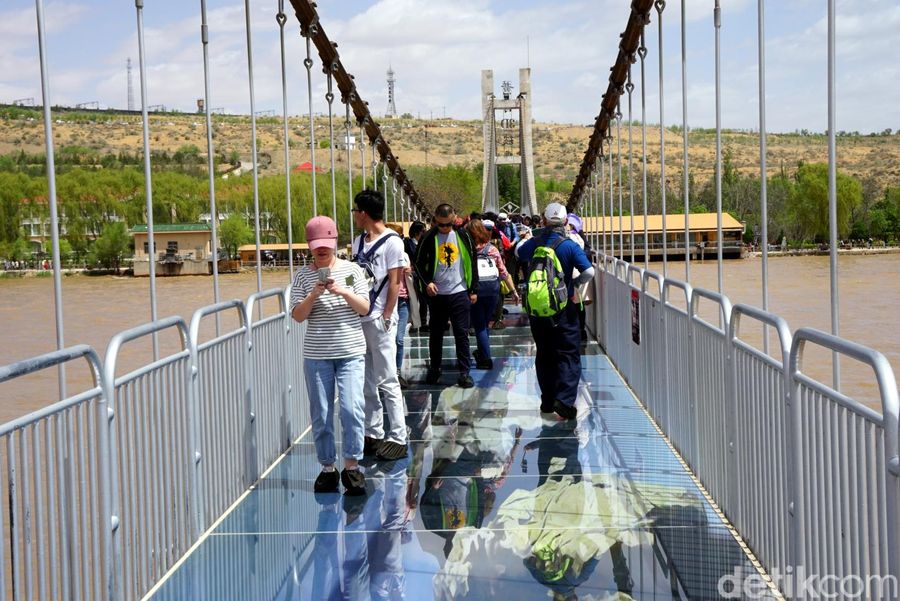 Foto Jembatan Kaca 3 Dimensi Pertama Di China Foto 5