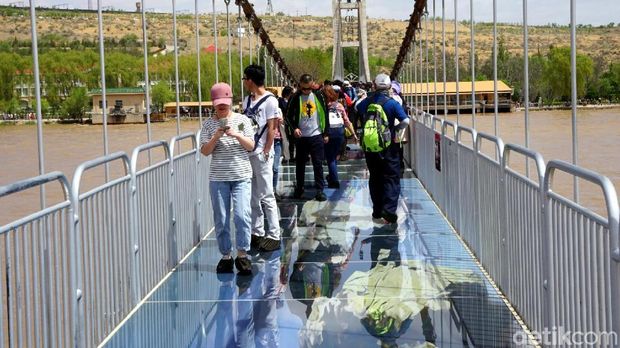 Traveler sedang berjalan di atas jembatan kaca 3D (Wahyu/detikTravel)