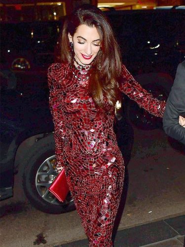 Amal Clooney memakai gaun merah Tom Ford di Met Gala 2018.