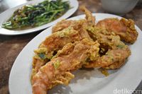 Udang peci bumbu saus telur asin yang enak di RM. Ujung Pandang.