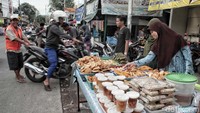 Sejumlah warga menjual takjil di kawasan Jalan Enim Raya, Sungai Bambu, Jakarta Utara, Kamis (17/5). Memasuki Bulan Suci Ramadan, banyak warga yang menjadi penjual takjil (menu berbuka puasa) guna mencari rezeki di bulan Ramadan.
