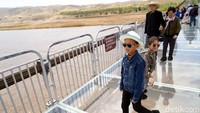 Pertama kali melintas di atas jembatan kaca, rasanya deg-degan. Tapi ada juga yang pemberani seperti anak kecil ini. (Wahyu/detikTravel)