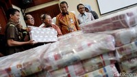 Pada 1997, krisis menghantam Indonesia. Bank Modern runtuh. Pemerintah memberikan suntikan lewat dana talangan BLBI ke Bank Modern puluhan miliar. Alih-alih untuk merestrukturisasi bank, uang itu malah dipakai Samadikun untuk memberesi kepentingan pribadinya. Total mencapai Rp 169 miliar.