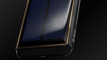 Yang membuat casing ini diklaim sebagai barang premium adalah ditanamkannya panel surya di bodi belakangnya  Foto: Caviar