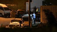 Saat polisi melakukan penggeledahan, Najib berada di dalam rumahnya. Total ada enam lokasi terkait Najib yang telah digeledah polisi. (Foto: AFP)