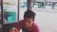 Lontong sayur hangat di warung sederhana, jadi pilihan Babang Tamvan untuk sarapan praktis yang mengenyangkan. Foto: Instagram @andikangen_ningrat