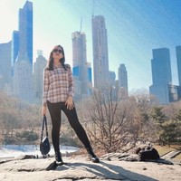 Ini gaya kasual Imel saat tak bertugas menjadi pilot. Tetap memesona. Foto: Instagram @imellisas