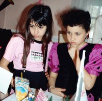 Meghan Markle saat ulang tahun ke-9 sahabatnya, Ninaki, pada 1990 silam. Bintang serial Suit itu terlihat menggemaskan dengan gaun lengan bervolume. (Foto: Istimewa)