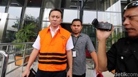 Yahya keluar dengan memakai rompi tahanan.