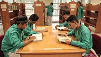 Di perpustakaan, mereka berkumpul bersama beberapa teman.