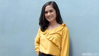 Ia terlihat manis dan menawan dengan blus kuning. Pool/Noel/detikFoto.