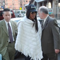 Sosok Noami Campbell sempat menjadi kontroversi karena terbukti memukuli asisten rumah tangganya pada 2006 silam. Foto ini diambil ketika Naomi ditangkap kepolisian New York kala itu. Usut punya usut, Naomi dikenal punya sifat temperamental. (Foto: Getty Images)