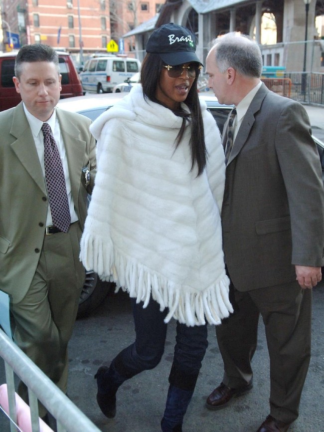 Sosok Noami Campbell sempat menjadi kontroversi karena terbukti memukuli asisten rumah tangganya pada 2006 silam. Foto ini diambil ketika Naomi ditangkap kepolisian New York kala itu. Usut punya usut, Naomi dikenal punya sifat temperamental. (Foto: Getty Images)