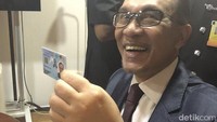 Anwar Ibrahim terlihat bahagia ketika kembali memegang kartu identitasnya sebagai Warga Negara Malaysia. Selepas bebas dari penjara, malam harinya Anwar Ibrahim menyampaikan orasi di hadapan pendukungnya. Foto: dok Instagram Nurul Izzah Anwar (@n_izzah)
