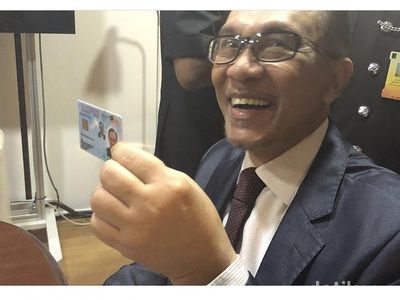 Momen Bahagia Bebasnya Anwar Ibrahim dari Jeruji Besi