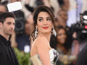 Amal Clooney Bikin Desainer Terkenal Ini Kesal, Ada Apa?