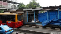 Meski ada proyek perbaikan, aktivitas naik turun penumpang tetap berjalan normal.