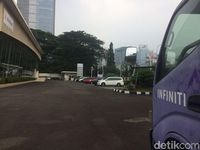 Mobil towing Infiniti. 