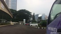 Satu-satunya peninggalan Infiniti yakni mobil towing berwarna ungu bertuliskan Infiniti yang warnanya pun sudah memudar. Mobil towing Infiniti itu terparkir dipojok dekat gerbang yang masih digembok. Foto: Khairul Imam Ghozali