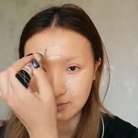 Salah seorang penggemar karya-karya He Yuhong pun menantangnya untuk tidak hanya menciptakan karakter wajah selebriti. Tapi juga karya seni. Salah satu tantangannya membuat wajahnya mirip lukisan Mona Lisa karya Leonardo Da Vinci. Foto: Dok. Bored Panda