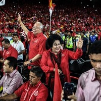Seorang dokter kecantikan di Singapura bernama Siew Tuck menuliskan analisanya mengenai wajah istri Najib Razak ini di media sosialnya. Dia mengungkapkan bentuk wajah Rosmah sekarang yang terlihat aneh adalah akibat dari berbagai tindakan estetika yang pernah dilakukannya di masa lalu. Foto: Getty Images, Reuters, AFP