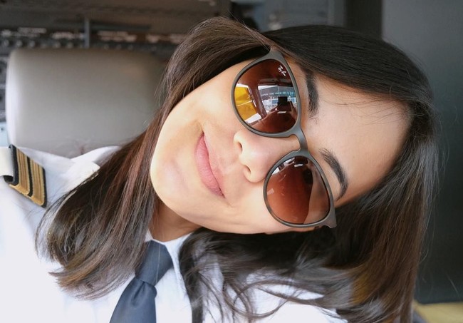 Sebagai wanita yang berprofesi pilot, banyak netizen merasa kagum dan terinspirasi pada Imel. Foto: Instagram @imellisas