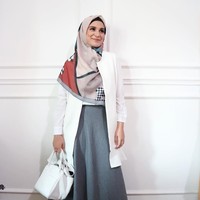 Shireen Sungkar juga tampil kasual dengan outerwear panjang berwarna putih. Ia padukan atasannya dengan rok bersiluet A dan hijab motif yang dipakai menutupi dada. Foto: Instagram/ShireenSungkar