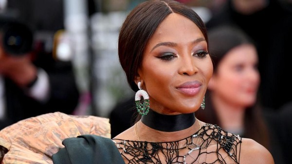 Di Usia 47, Supermodel Kontroversial Ini Curi Perhatian di Red Carpet Cannes