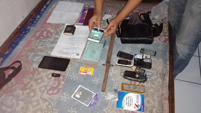 Ditemukan Pedang dan Buku Radikal di Rumah Terduga Teroris Jombang Ditemukan Pedang dan Buku Radikal di Rumah Terduga Teroris Jombang