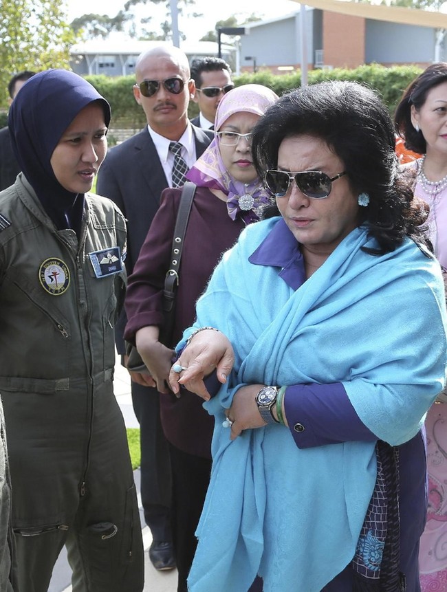 Baru-baru ini, putri Rosmah sendiri yang pernikahannya tidak diakui  kedua orangtuanya dan memilih keluar dari rumah, mengungkapkan berbagai keburukan soal orangtuanya. Dan tindakan bedah medis sang ibu termasuk yang disebutkannya. Dia menuliskan di Facebook bahwa dokter kecantikan sering datang bolak-balik ke rumahnya. Foto: Getty Images, Reuters, AFP