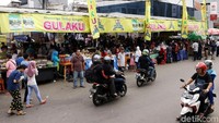 Jelang buka puasa, pasar ini memang selalu dipenuhi warga yang berburu takjil.