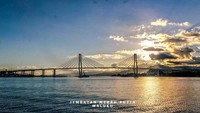 Ini adalah Jembatan Merah Putih yang kini menjadi ikon baru pariwisata Kota Ambon. Jembatan ini adalah salah satu jembatan bentang yang telah selesai dalam periode 2015-2017. Jembatan ini berdiri megah membentang di atas Teluk Dalam Pulau Ambon, menghubungkan Desa Rumah Tiga, Kecamatan Sirimau di sisi utara dan Desa Hatige Kecil/Galala, Kecamatan Teluk Ambon di sisi selatan dengan biaya Rp 772,9 miliar. Istimewa/Kementerian PUPR.