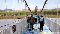 Dibuka untuk publik 31 Juli 2017, inilah jembatan kaca 3D pertama di China. Jembatan ini berada di Shapotou Scenic Area di KOta Zhongwei, Provinsi Ningxia, China. (Wahyu/detikTravel)