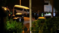 Penggeledahan digelar sejak Rabu (16/5) malam waktu setempat. Kepolisian Malaysia menyebut ada lima lokasi yang digeledah, yakni kediaman pribadi Najib di Taman Duta dan di Sri Perdana, kemudian dua lokasi lainnya di Pavilion KL dan Kantor PM Malaysia. Foto: REUTERS/Lai Seng Sin