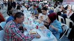 Suasana Hangat saat Warga Turki Berbuka Puasa di Hari Pertama