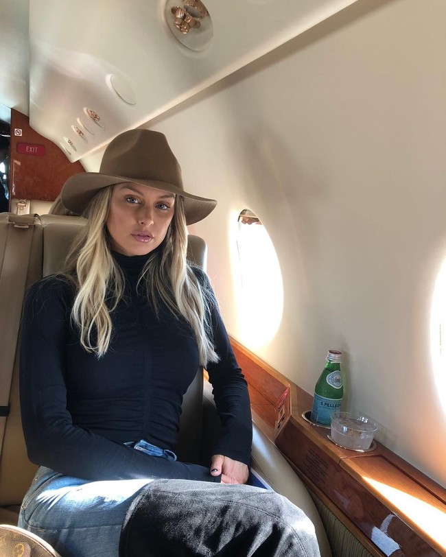 Tampaknya Lala pun ingin diakui sebagai model. Di Instagramnya pun dipenuhi dengan foto-foto profesional bak model. Namun itu hanyalah foto sendiri bukan untuk pemotretan. Kerap kali ia diejek sebagai model palsu.  Foto: Instagram