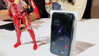 Selain itu ada tema dan wallapaper Avengers yang dapat digunakan di ponsel ini. Foto: OnePlus