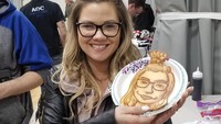 Nggak melulu tokoh atau animasi ternama, Dancakes bisa membuat pancake mirip wajah seseorang lho. Keren ya? Foto: Instagram drdancake