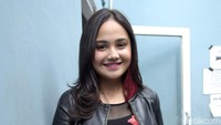  Syifa Hadju yang bergaya tomboy tetap manis. Foto: Noel/detikHOT