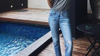 Mungkin ini ya salah satu rahasia langsing Kirana? Makan buah segar seperti pisang di genggamannya. Foto: Instagram kiranalarasati