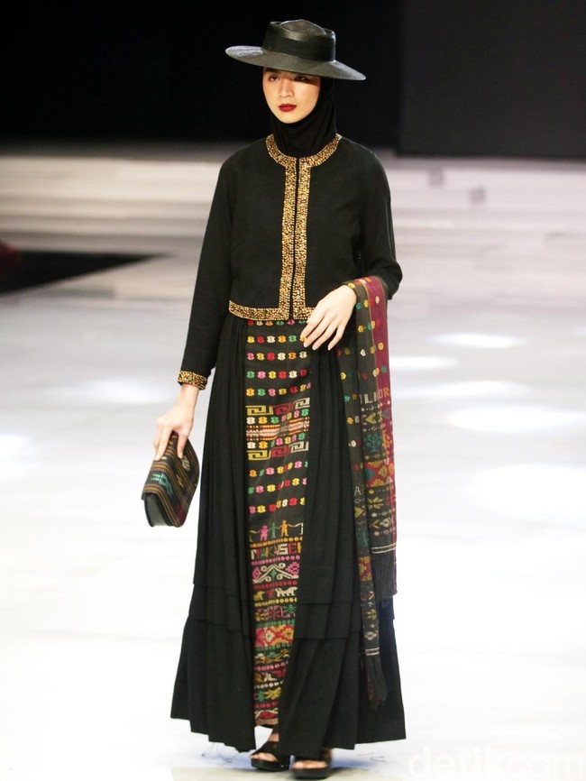 Fashion show busana muslim rancangan Ida Royani yang mengusung tema Great Toba di Indonesia Fashion Week 2018, Jakarta Convention Center, Jakarta, Rabu [28/3/2018]. Foto: Mohammad Abduh/Wolipop