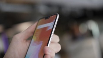 Sisi kanan terdapat tombol power Foto: Sina Mobile