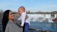 Salah satu destinasi yang dikunjungi adalah Air Terjun Niagara yang mendunia (titi_kamall/Instagram)