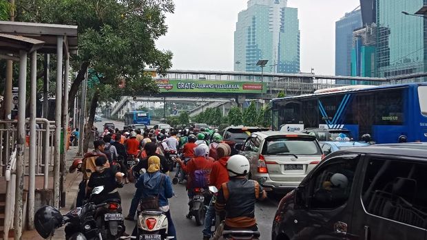 perimeter pengamanan membuat macet Jalan Gatot Subroto