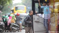 Namun meskipun PNS pulang lebih awal selama Ramadan, Komarukmi menyatakan bahwa pelayanan publik tetap berjalan seperti biasa selama bulan Ramadan.