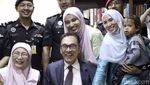 Momen Bahagia Bebasnya Anwar Ibrahim dari Jeruji Besi