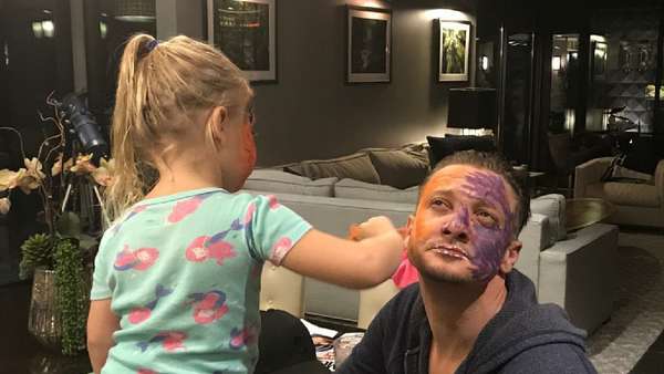 Tak Cuma di Film Avengers, Ini Bukti Jeremy Renner Sayang Anak Tak Cuma di Film Avengers, Ini Bukti Jeremy Renner Sayang Anak