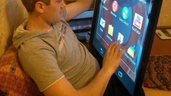 Tablet kamu ukurannya kurang besar? Mungkin yang satu ini cocok buat kamu. (Foto: Twitter/PicturesFoIder)