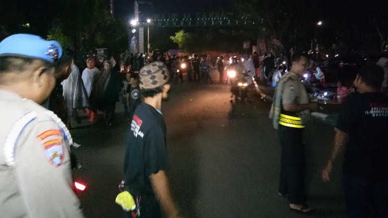 Cegah Teror di Ramadan, Warga dan Polisi Jaga Masjid di Makassar Cegah Teror di Ramadan, Warga dan Polisi Jaga Masjid di Makassar