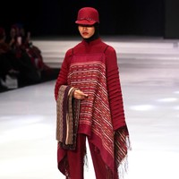 Fashion show busana muslim rancangan Ida Royani yang mengusung tema Great Toba di Indonesia Fashion Week 2018, Jakarta Convention Center, Jakarta, Rabu [28/3/2018]. Foto: Mohammad Abduh/Wolipop
